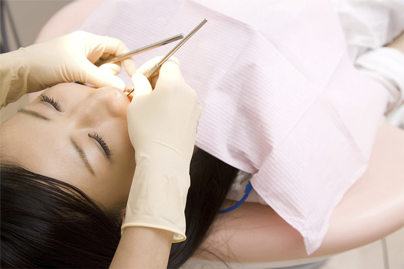 大学の麻酔科で学んだ歯科医師が、痛みに配慮して麻酔を処置
                